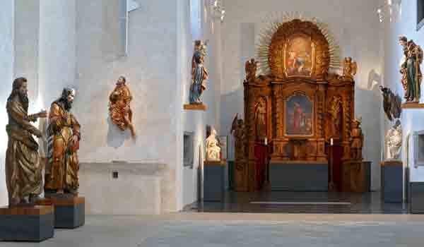 Barokní sochy a plakáty Alfonse Muchy